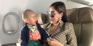 Respons Gemas Putra Bella Shofie Saat Lihat Ibunya Menangis