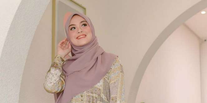 Inspirasi Gamis Elegan ala Vebby Palwinta