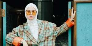 Bak Supermodel! Gaya Tantri Namirah Mejeng di Halte Bus