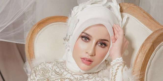 Kecantikan Angsa di Gaun Hijab Karya Ayu Dyah Andari