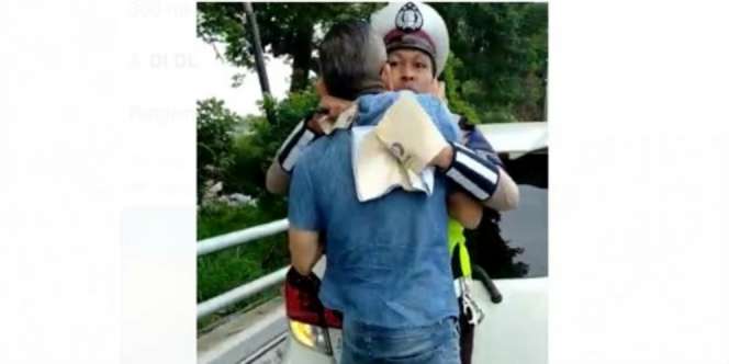 Pengendara Dorong dan Tantang Duel Polisi Saat Mau Ditilang Diciduk