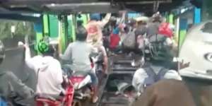 Video Pemotor Naik Truk Trailer Lintasi Genangan Sunter: `Berasa Kapal Selam`