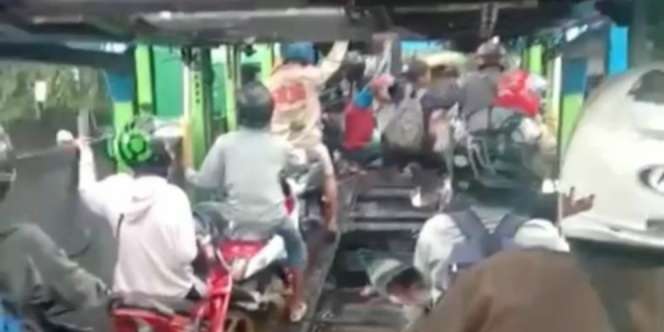Video Pemotor Naik Truk Trailer Lintasi Genangan Sunter: `Berasa Kapal Selam`
