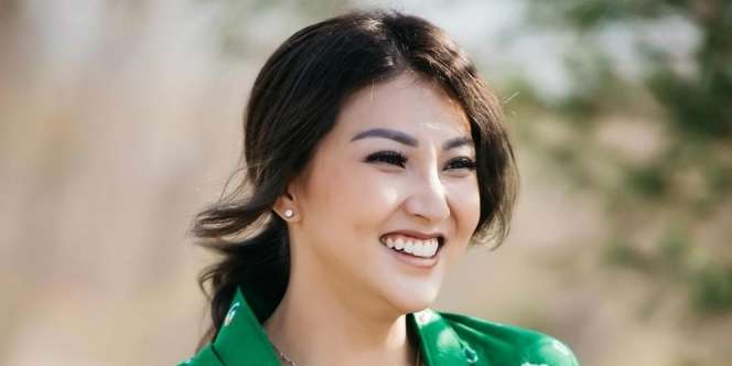 Lihat Gaya Sarwendah Berdaster Cuci Baju di Papan Penggilasan