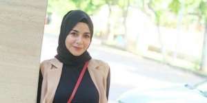 Trik Meisya Siregar Tampil Slim Saat Foto OOTD