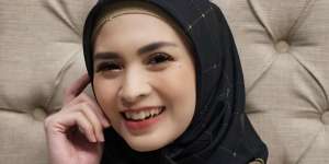 Pamer Gaya Hijab Jadul, Donita Banjir Pujian