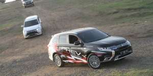 Review Outlander PHEV: Menyalak dalam Kelembutan di Gunung Rinjani