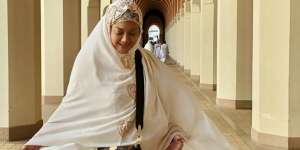 Santun Menawan, Gaya Hijab Bella Saphira Saat Umroh