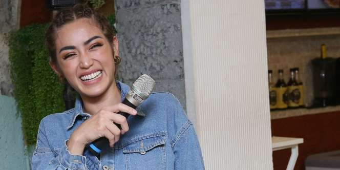 Peluk Mesra 'Jokowi', Gaya Jessica Iskandar Jadi Sorotan