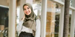 Outfit Kuliah Santun dengan Rok Plisket ala Zaskia Sungkar