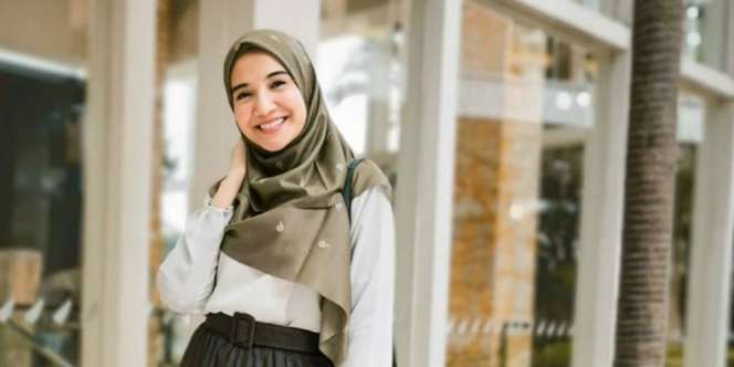 Outfit Kuliah Santun dengan Rok Plisket ala Zaskia Sungkar