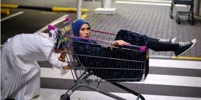 Gaya Modis Zaskia Mecca di Atas Troli Belanja