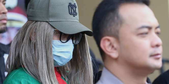 Penampilan Lucinta Luna Berbaju Tahanan, Pakai Sandal Rp11 Juta