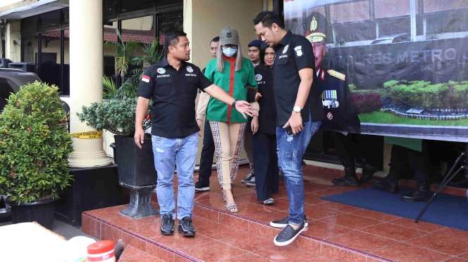 Lucinta Luna Tak Berhenti Menangis