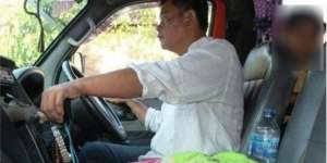 Istri Telah Berpulang, Sopir Angkot Narik Sambil Asuh Bayi