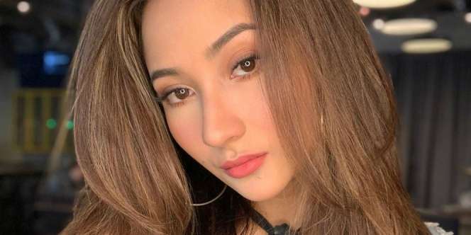 Modis Pakai Beach Outfit, Pose Naomi Zaskia Bikin Riuh