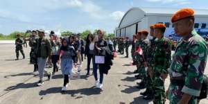 Haru dan Bahagia, Keluarga Sambut WNI dari Wuhan di Bandara Halim