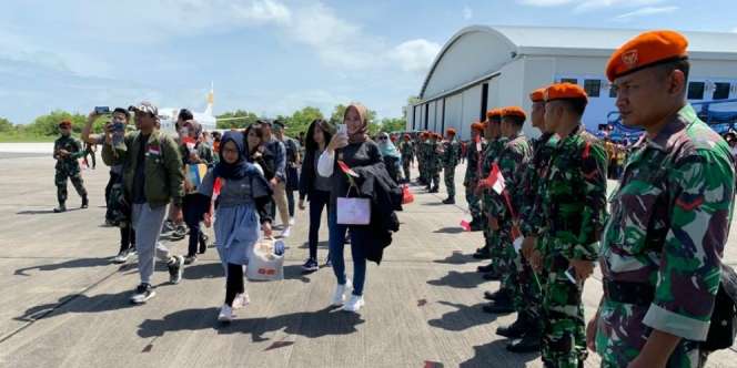 Haru dan Bahagia, Keluarga Sambut WNI dari Wuhan di Bandara Halim