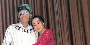 Bebby Fey Peluk Mesra 'Atta Halilintar'