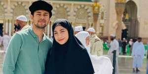 Raffi Ahmad dan Nagita Slavina Rayakan Ulang Tahun di Depan Kabah