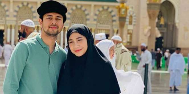 Raffi Ahmad dan Nagita Slavina Rayakan Ulang Tahun di Depan Kabah