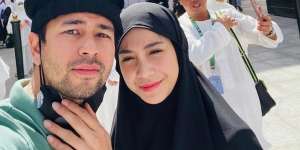 Berhijab Saat Umroh, Nagita Curi Perhatian Pakai Bros Mungil Rp7 Juta
