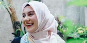 Beribadah Umroh, Cantiknya Irish Bella Berbalut Ruffle Dress