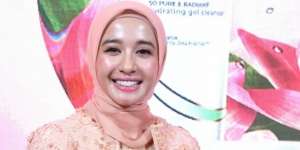 Anggun Banget! Gaya Hijab Laudya Cynthia Bella yang Mirip Bidadari