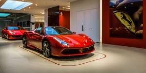Tak Mau Setengah-Setengah, Rumah Mewah Dijual Bareng Ferrari 488 Spider