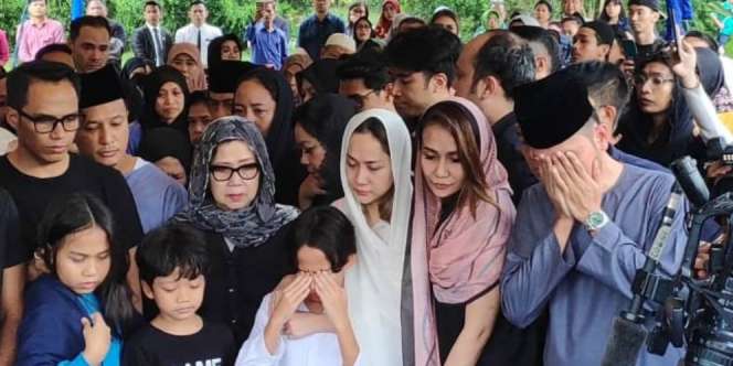 Tangis BCL Pecah di Pemakaman Ashraf Sinclair