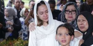 Tangis BCL Pecah di Samping Jenazah Ashraf Sinclair