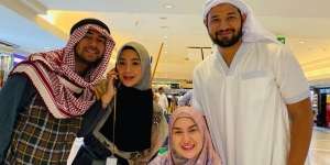 Adu Gaya Hijab Nagita Slavina dan Irish Bella Saat Umroh