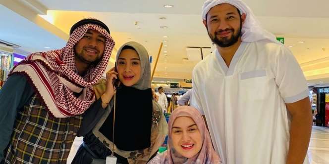 Adu Gaya Hijab Nagita Slavina dan Irish Bella Saat Umroh