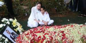 Potret Pilu Noah Tak Ingin Tinggalkan Makam Ashraf Sinclair