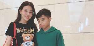 Pose Bareng Betrand Peto, Tentengan Sarwendah Bikin Salfok