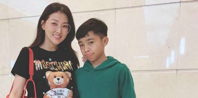 Pose Bareng Betrand Peto, Tentengan Sarwendah Bikin Salfok