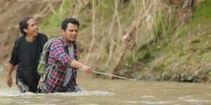 Panji Petualang 'Tangkap' Buaya Berkalung Ban Motor