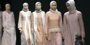 Fashion Muslimah Bercorak Geometris untuk Meriahkan Idul Fitri