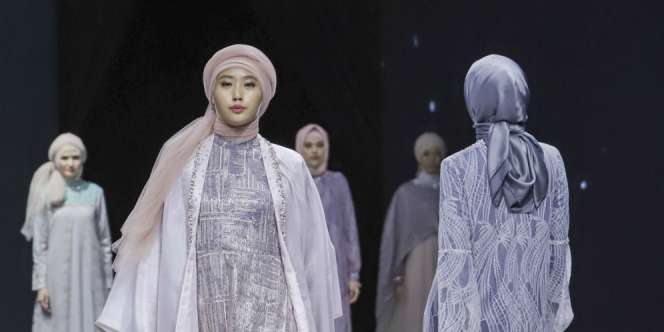 Pesona Bawah Laut di Koleksi Hijab dan Gaun Malam