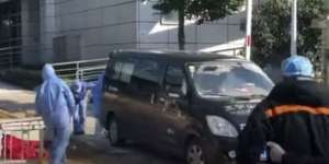 Sedih.. Istri Kejar Ambulans Pembawa Jasad Suami Korban Corona