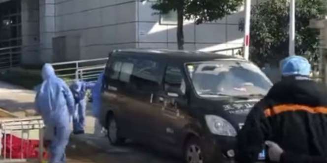 Sedih.. Istri Kejar Ambulans Pembawa Jasad Suami Korban Corona