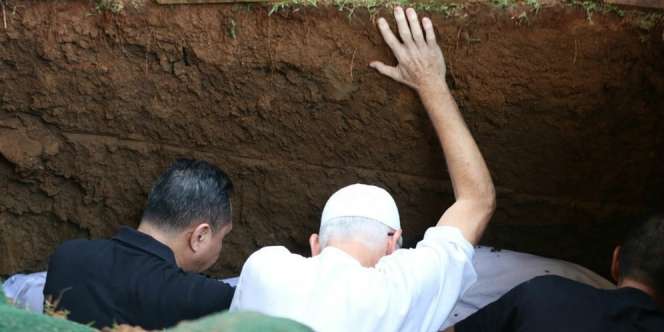 Puisi Sedih Ayah Ashraf Sinclair: `Bak Bintang Jatuh, Tak Bertahan Lama`