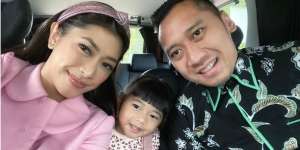 Aksi Kocak Putri Ibas dan Aliya Saat Orangtuanya Gandengan Tangan
