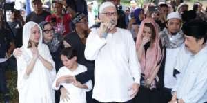 Sambil Beri Kecupan Terakhir, BCL Bisikan Janji Ini ke Jasad Ashraf Sinclair