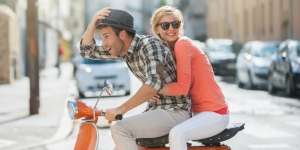 Tips Aman Berboncengan Sepeda Motor, Ssst...Jangan Peluk Pengendara Ya!