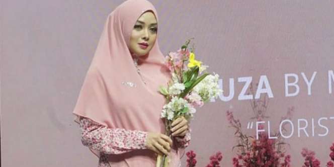 Potret Anggun Terry Putri Berbalut Gamis Musim Semi