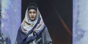 Ketika Sarung Naik Pangkat Jadi Fashion Berkelas