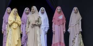 Mengintip Koleksi Ramadan Risty Tagor, Gamis Syar'i yang Simple