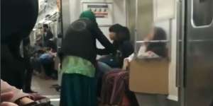 Viral Video Ibu Jambak Rambut Wanita Muda di KRL