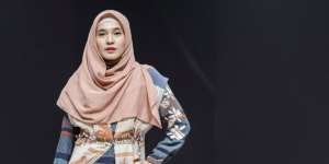 Pesona Dhini Aminarti Berbalut Bunga Melati Cadiya